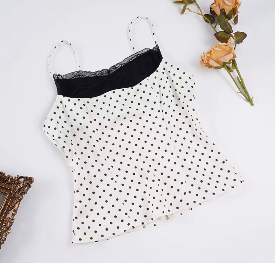 HAUT EN DENTELLE ET A POIS